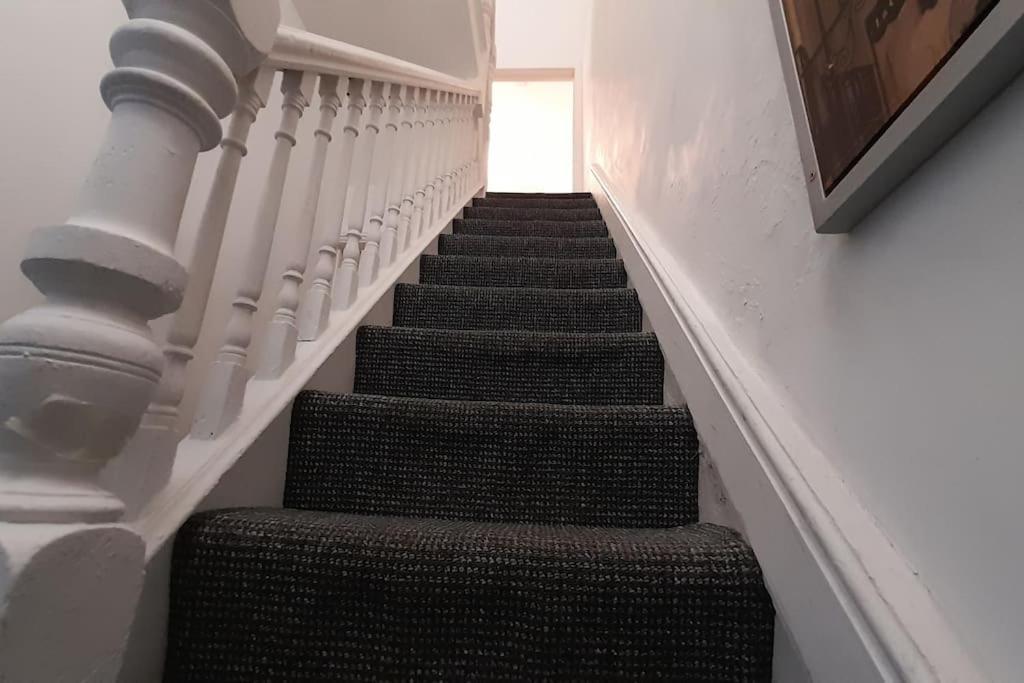 קארדיף Spacious 4 Bedroom, Free Netflix, Central Location מראה חיצוני תמונה