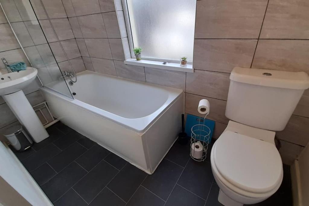 קארדיף Spacious 4 Bedroom, Free Netflix, Central Location מראה חיצוני תמונה