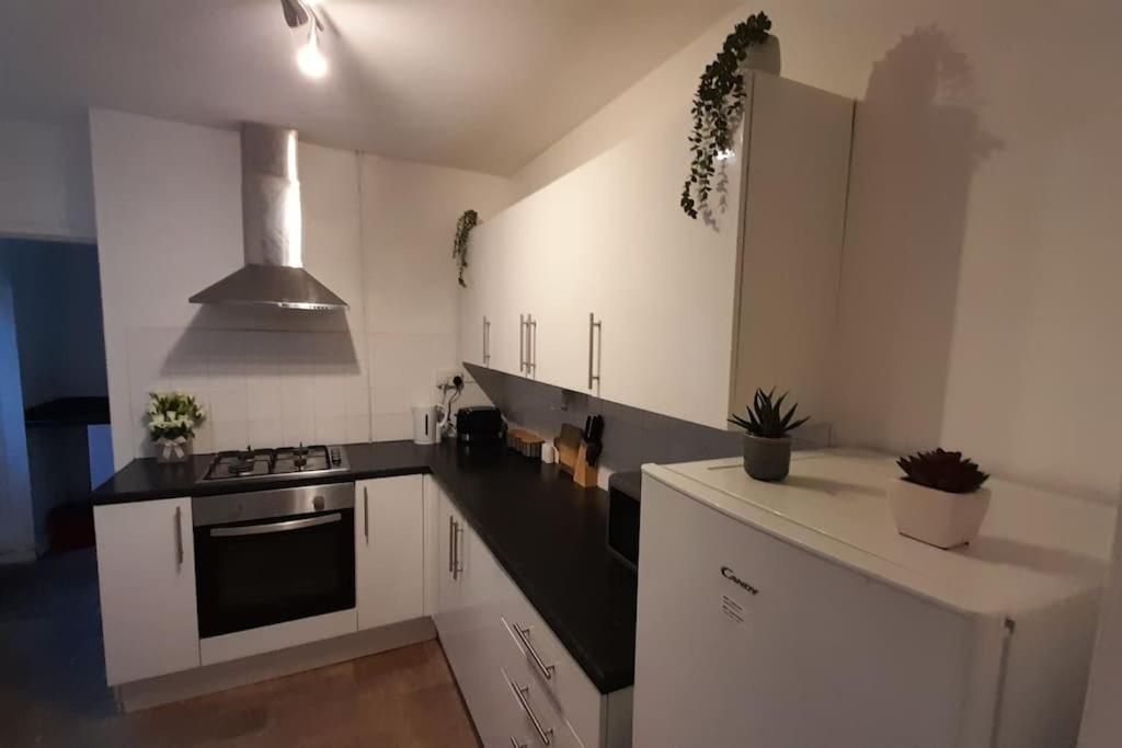 קארדיף Spacious 4 Bedroom, Free Netflix, Central Location מראה חיצוני תמונה
