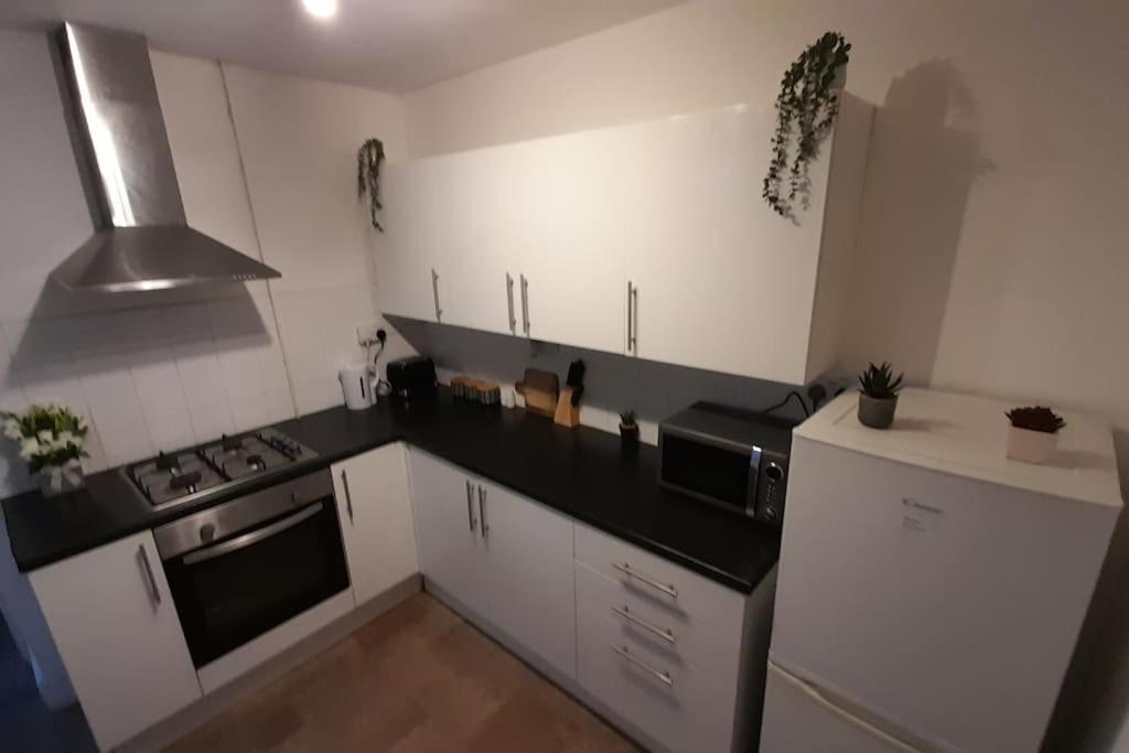 קארדיף Spacious 4 Bedroom, Free Netflix, Central Location מראה חיצוני תמונה
