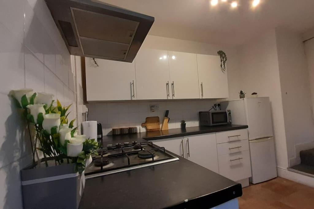 קארדיף Spacious 4 Bedroom, Free Netflix, Central Location מראה חיצוני תמונה