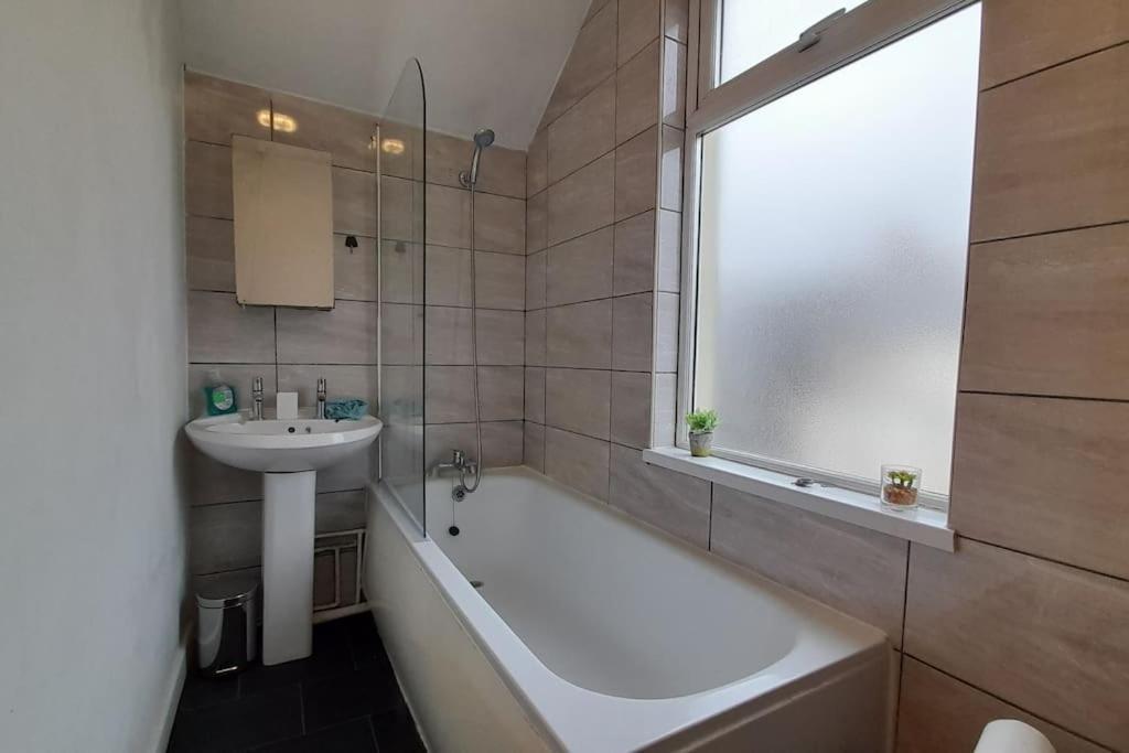 קארדיף Spacious 4 Bedroom, Free Netflix, Central Location מראה חיצוני תמונה