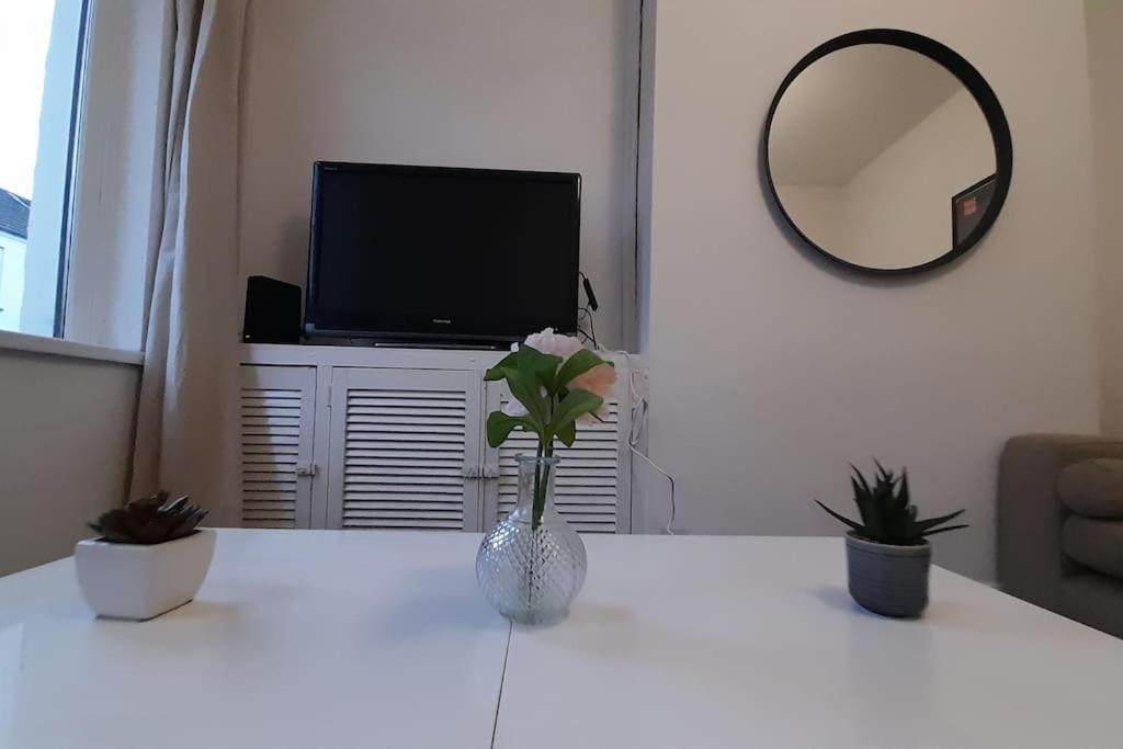קארדיף Spacious 4 Bedroom, Free Netflix, Central Location מראה חיצוני תמונה